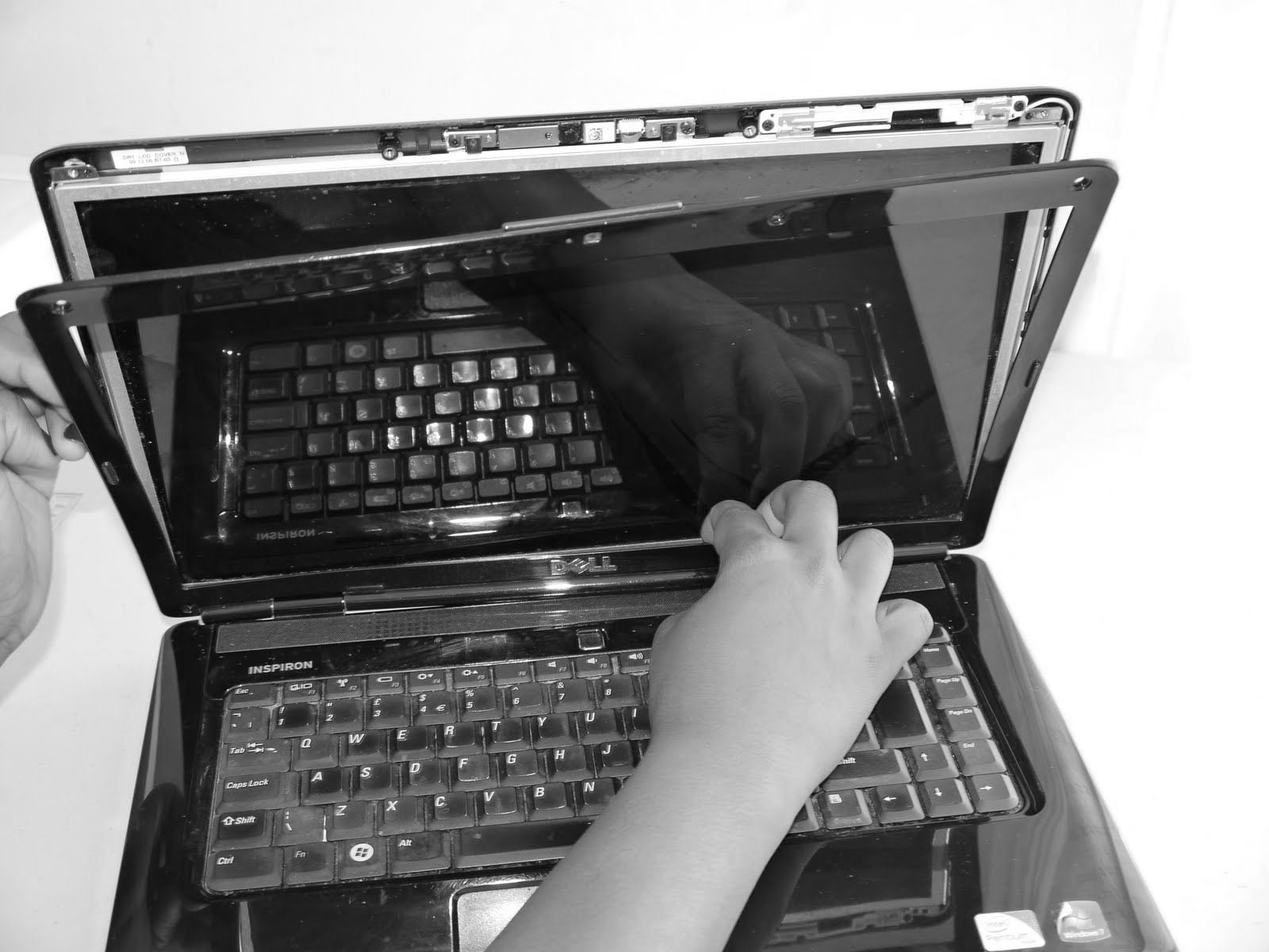 HP laptop screen, screen damage, screen repair, screen broken, screen repair images